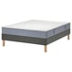 Grijs LYNGÖR bed met witte matras, houten poten, rechthoekig, modern design.