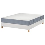 Witte ligbodem met lichtblauwe matras, voorzien van pocketveren en houten poten.
