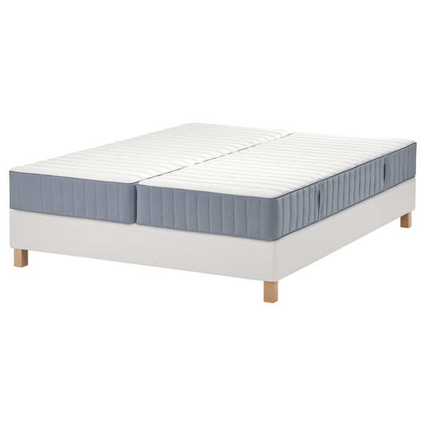 Twee witte matrassen op een witte bedbodem, grijze randen.