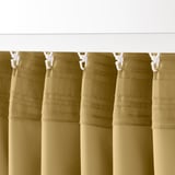Vier beige-gele gordijnen hangen met witte clips, ontworpen voor verduistering van de kamer en privacy.