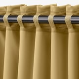 Beige-gele MAJGULL gordijnen met geplooid, meervoudig header ontwerp, voor privacy en warmtebeheersing.