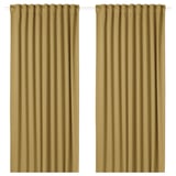 Twee beige-gele MAJGULL verduisterende gordijnen hangen naast elkaar, met een zachte, getextureerde stof met een meervoudig headerontwerp.