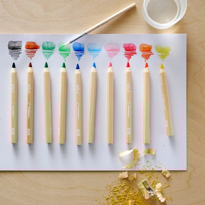 Een set van 10 kleurrijke MÅLA houten potloden met puntenslijper en penseel, ideaal voor kinderen, netjes gerangschikt op een witte achtergrond.