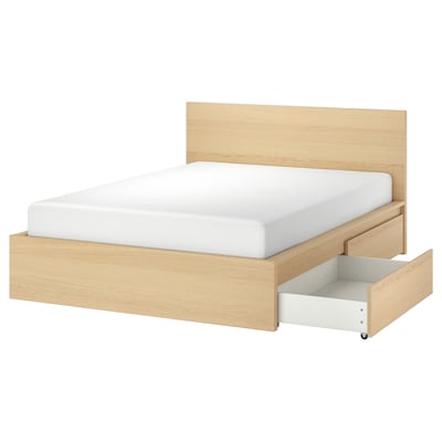 Een lichtbruin houten bed, MALM, met een hoog hoofdeinde en vier lades voor opslag.