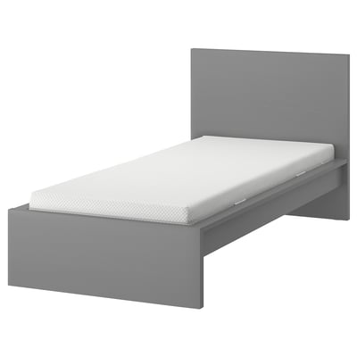 MALM grijs bed, minimalistisch design, hoog hoofdeinde, vierkante vorm, strakke lijnen.