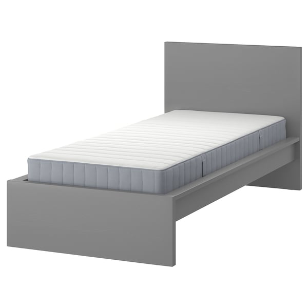 Toont een grijs MALM-bed met een strak, modern design en een hoog hoofdeinde, gepositioneerd tegen een witte achtergrond.