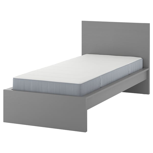 Een grijs MALM bedframe met een witte matras, eenvoudig design, hoog hoofdeinde, strakke lijnen.