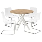 Een moderne eethoek genaamd MARIEDAMM met een ronde houten tafel en vier doorzichtige plastic stoelen met chromen poten.
