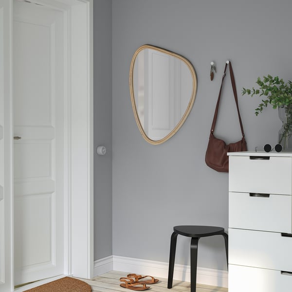MARISTOVA spiegel op grijze muur, groter dan kruk en tas. Deur, dressoir zichtbaar.