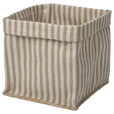 Een beige en wit gestreepte opbergmand van geweven jute, vierkant van vorm met omgeslagen bovenranden.