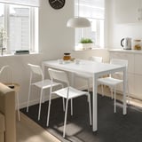 Witte MELLTORP tafel & stoelen in moderne keuken, met theeservies.
