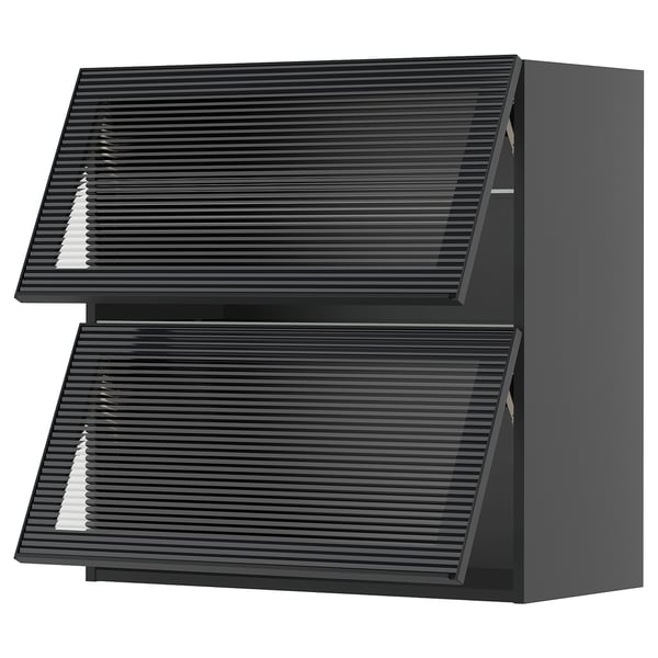 Moderne zwarte keukenkast met strak glas en rieten design.