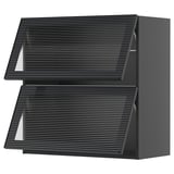 Moderne zwarte keukenkast met strak glas en rieten design.