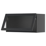Moderne zwarte keukenkast met strakke glazen deur en verticaal riet design.