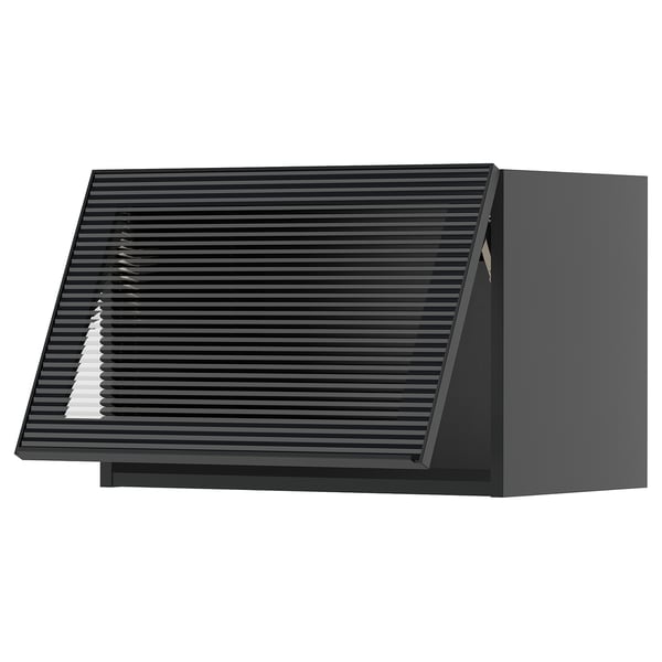 Moderne zwarte keukenwandkast met strakke, schuine glazen deur met verticale rieten textuur.