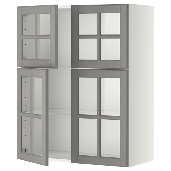 Ikea METOD keuken met grijze deuren en glazen planken.