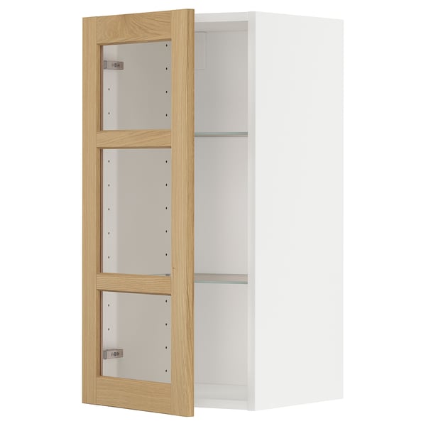Witte houten kast met glazen legplanken, eikenhouten bekleding, open linkerzijde.