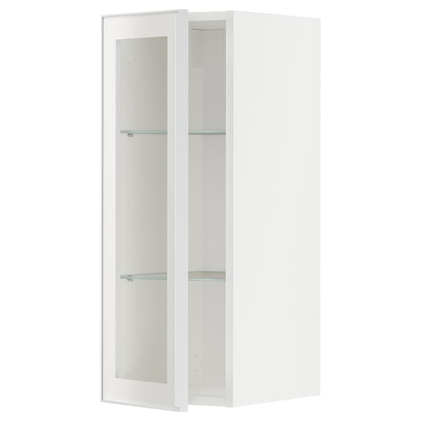 Een witte METOD keukenkast met een glazen deur en metalen frame.