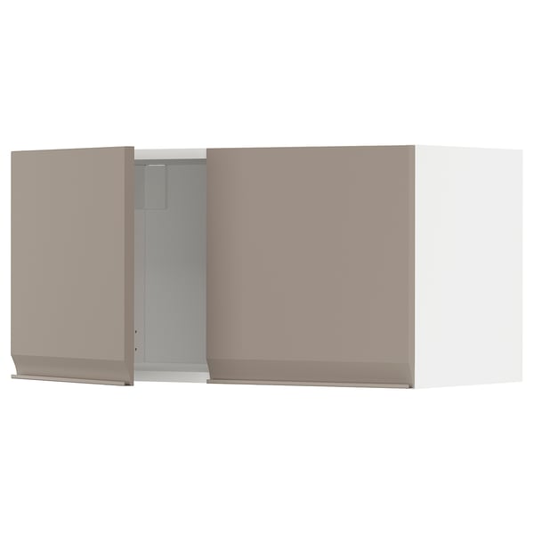 Een lichtroze METOD keukenkast voor aan de muur met een modern design, voorzien van een grijsbeige deur met een minimalistisch handvat en afgeschuinde randen.