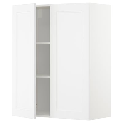 Witte METOD keukenkast met één deur open, waardoor verstelbare planken zichtbaar zijn. Modern design met een stevig frame.