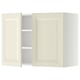 Een gebroken witte METOD wandkast met dubbele deuren en een interne plank.