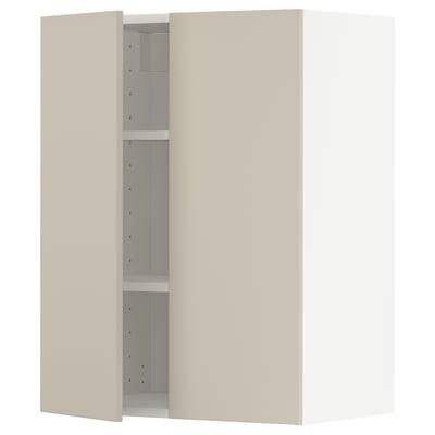 Een beige METOD keukenkast met verstelbare planken. Het is een wandunit met een strak, minimalistisch design.