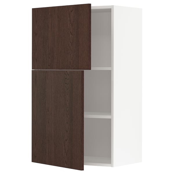 Donkerbruine houten kast met verstelbare planken en modern design.