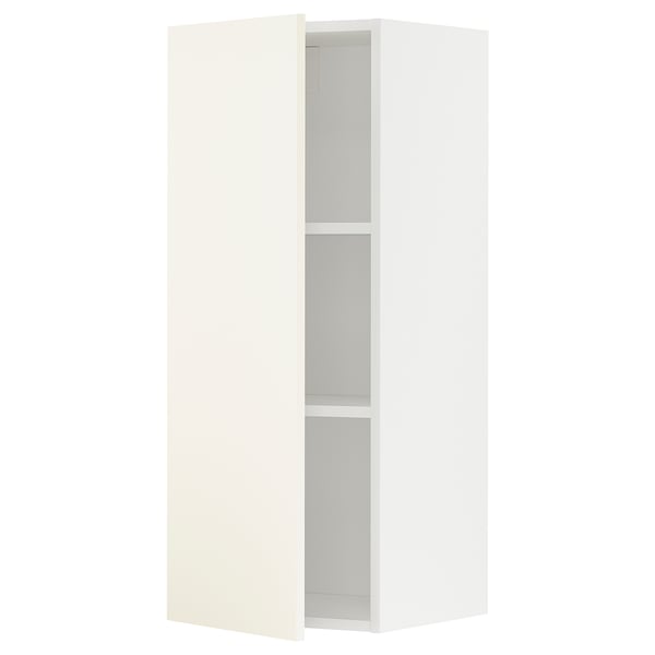 Een ikea METOD witte keukenkast. Het heeft een enkele deur en verstelbare planken.