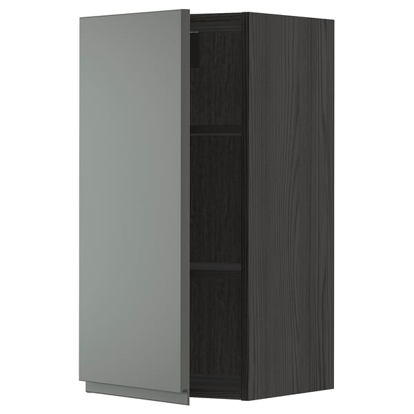 Moderne keukenkast, grijs, hout, rechthoekig, minimalistisch design met open deur onthullende plank.