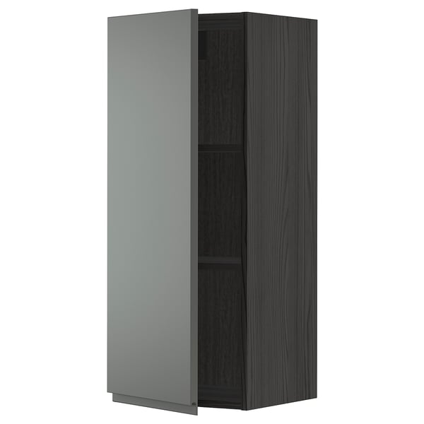 Moderne donkergrijze keukenkast met één zichtbare plank, strak minimalistisch design.