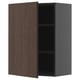 Een donkerbruine houten kast met een enkele verstelbare plank, met een strak, modern design.