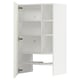Een witte ikea METOD keukenkast. Het heeft meerdere planken en een verstelbaar ontwerp.