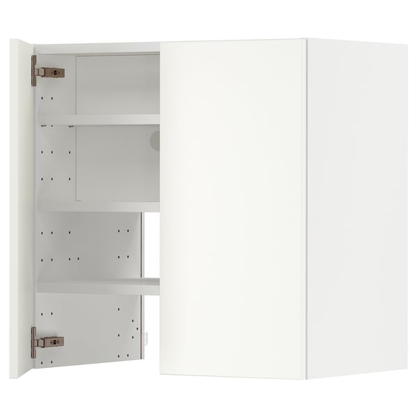 METOD keukenkast in wit met verstelbare legplanken, strakke beige deuren.