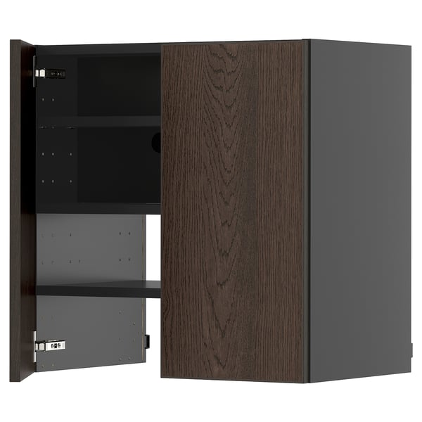 Een donkerbruine houten kast met een open deur die verstelbare planken binnenin onthult.