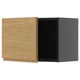 Een moderne houten keukenkast met een licht eiken afwerking en een minimalistisch design.