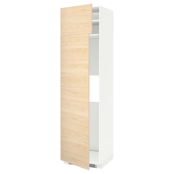 Lichte essenhouten kast met witte planken, slank ontwerp.