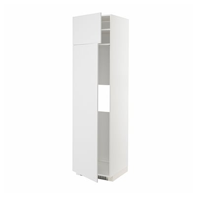 Een witte METOD hoge keukenkast met één open deur, die aan de binnenkant verstelbare planken onthult.