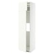 Deze afbeelding toont een witte METOD keukenkast met een strak, modern design. Het is een hoge, rechthoekige kast met een open deur die planken binnenin onthult.