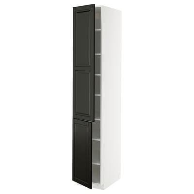 Zwart-witte hoge kast, strak design. Twee donkere deuren over verstelbare planken. Moderne keuken berging.