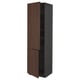 Een hoge, donkerbruine houten kast met een strak design, voorzien van meerdere legplanken achter de klapdeuren.