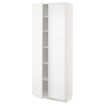Toont een witte METOD keukenkast met een strak design met vier planken, geschikt voor verschillende opbergbehoeften.