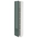 Een witte hoge kast met een hoogglans groene deur, onderdeel van het METOD keukensysteem, voorzien van verstelbare legplanken en een modern design.