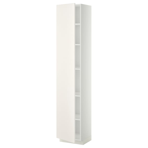 Deze afbeelding is een witte METOD hoge keukenkast van ikea, gekenmerkt door een strak design en meerdere verstelbare planken.