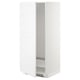 Een witte METOD keukenkast met een openklapbare deur die een verstelbare plank en een ventilatierooster aan de onderkant onthult.