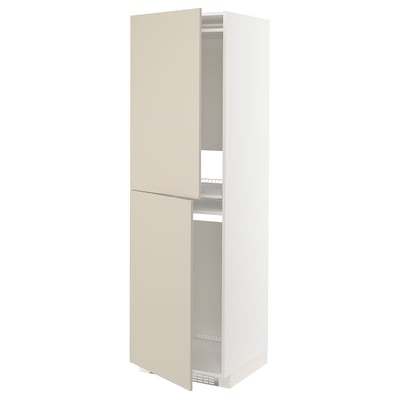 Beige hoge kast in ikea METOD systeem, met een strak, modern ontwerp met twee deuren, een verstelbare plank en strakke handgrepen.