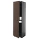 METOD hoge bruin eiken kast met donkergrijs frame, twee deuren openen en onthullende planken.