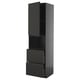 Modern zwart keukenblok van ikea met strak design, hoge kast, twee lades en open plank.
