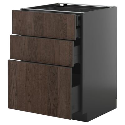 Donkerbruine houten keukenkast, grijze basis, drie open lades, modern design.