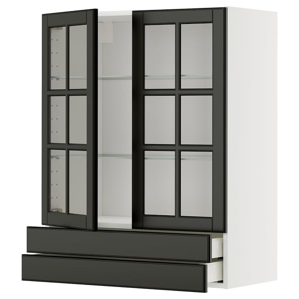 Een moderne zwart-witte METOD keukenkast met glazen deuren. Het strakke ontwerp, afgeschuind glas en geïntegreerde rekken.