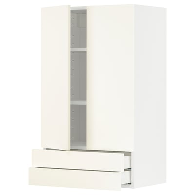 Een witte METOD keukenkast met planken en lades. Het is een strak design met een moderne uitstraling.